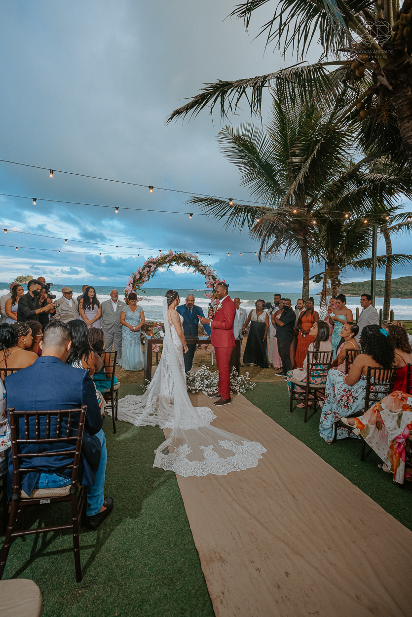 casamento realizado na praia com casa pe na areia casal jovem feito na casa 80 no guaruja pela fotografa premiada nayara andrade noiva de vestido de renda leve fotos inspiradoras para casar de dia