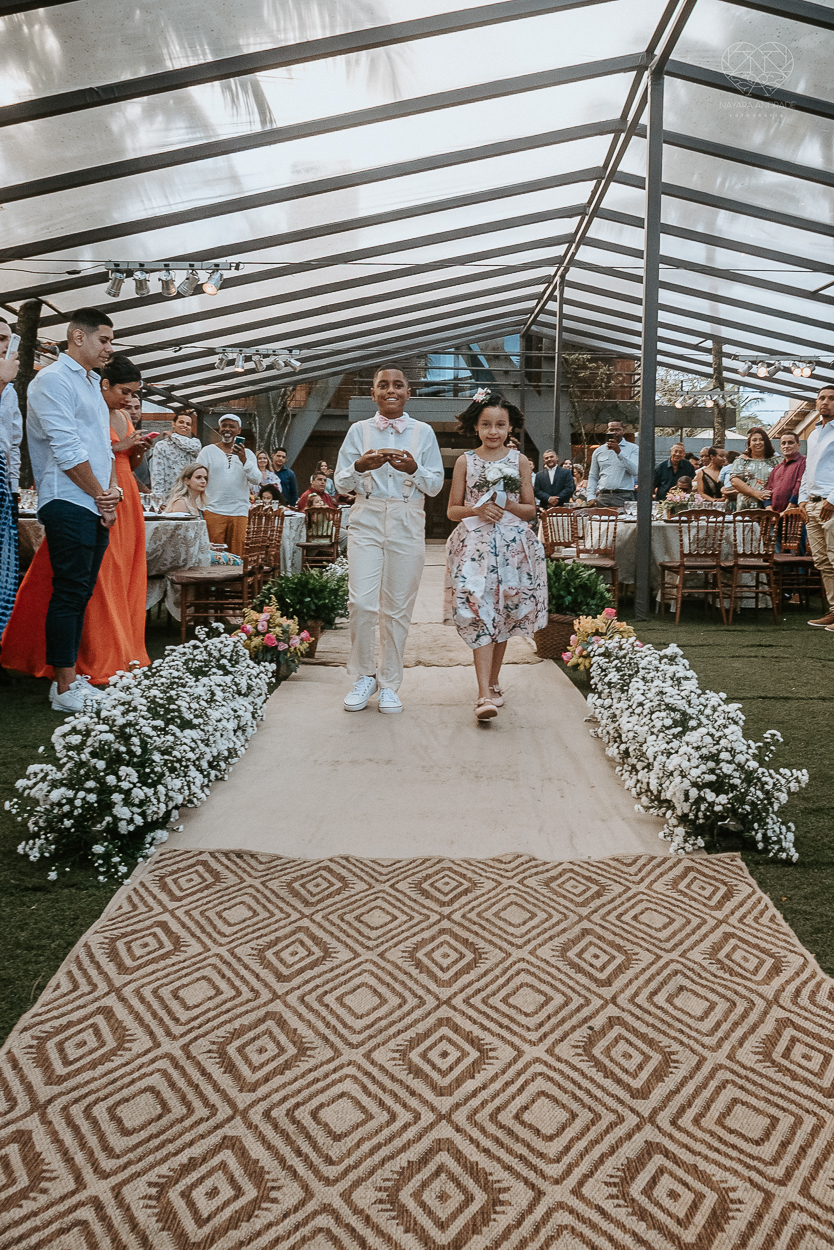 casamento realizado na praia com casa pe na areia casal jovem feito na casa 80 no guaruja pela fotografa premiada nayara andrade noiva de vestido de renda leve fotos inspiradoras para casar de dia