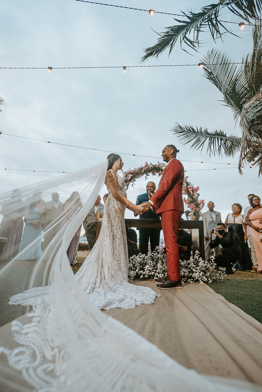 casamento realizado na praia com casa pe na areia casal jovem feito na casa 80 no guaruja pela fotografa premiada nayara andrade noiva de vestido de renda leve fotos inspiradoras para casar de dia