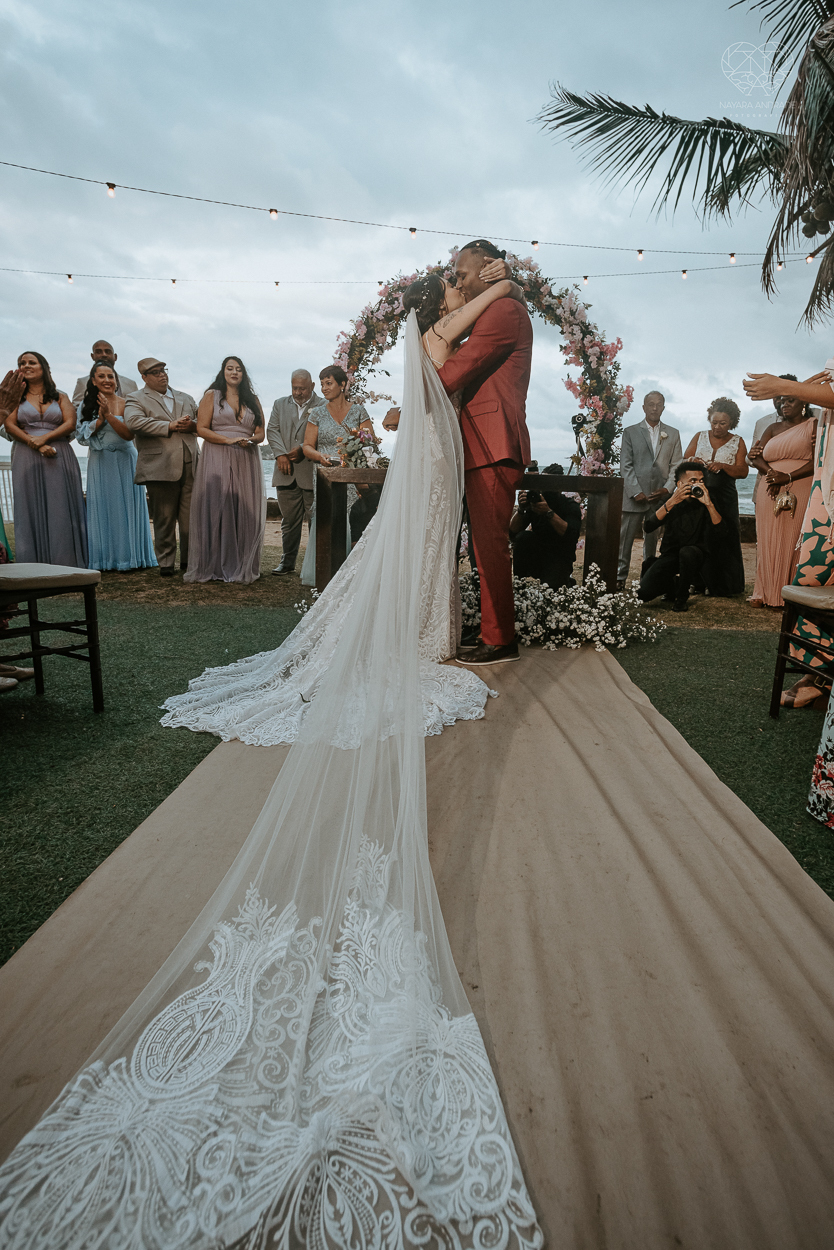 casamento realizado na praia com casa pe na areia casal jovem feito na casa 80 no guaruja pela fotografa premiada nayara andrade noiva de vestido de renda leve fotos inspiradoras para casar de dia