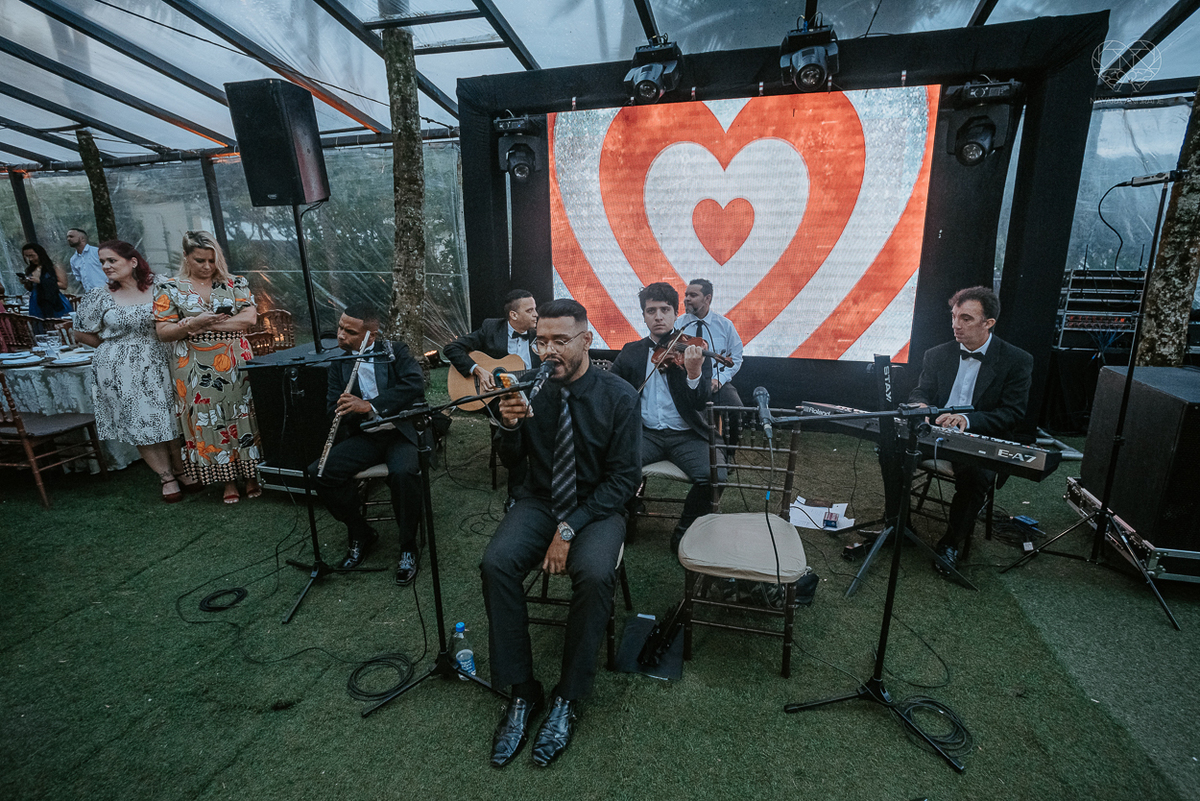 casamento realizado na praia com casa pe na areia casal jovem feito na casa 80 no guaruja pela fotografa premiada nayara andrade noiva de vestido de renda leve fotos inspiradoras para casar de dia