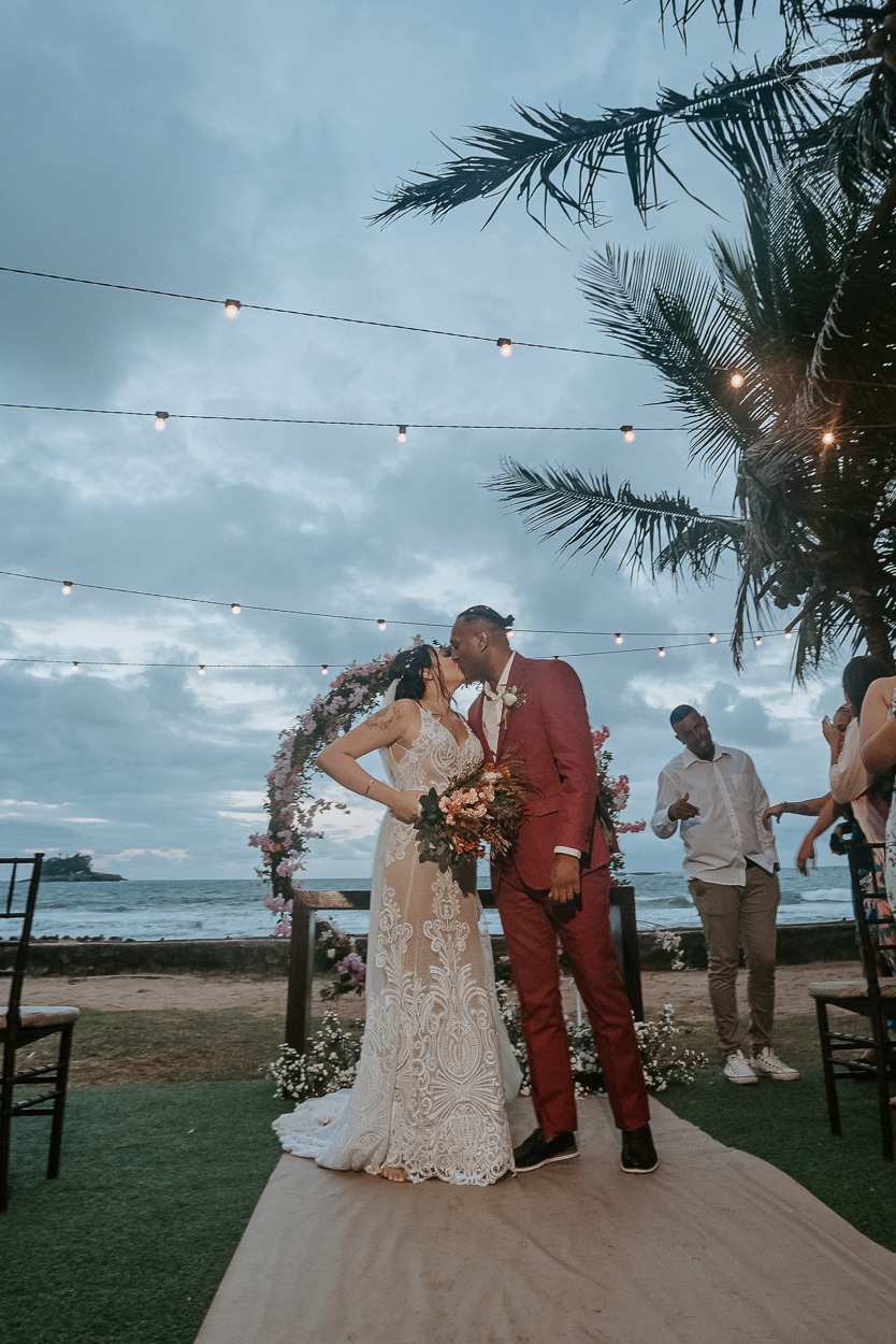 casamento realizado na praia com casa pe na areia casal jovem feito na casa 80 no guaruja pela fotografa premiada nayara andrade noiva de vestido de renda leve fotos inspiradoras para casar de dia