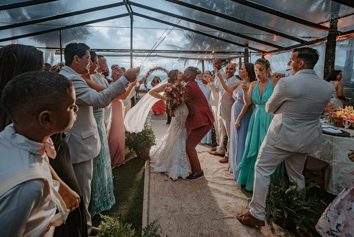 casamento realizado na praia com casa pe na areia casal jovem feito na casa 80 no guaruja pela fotografa premiada nayara andrade noiva de vestido de renda leve fotos inspiradoras para casar de dia