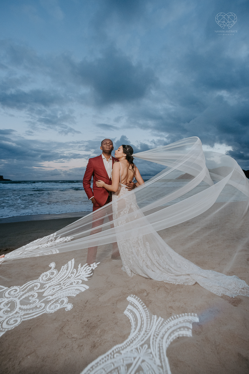 casamento realizado na praia com casa pe na areia casal jovem feito na casa 80 no guaruja pela fotografa premiada nayara andrade noiva de vestido de renda leve fotos inspiradoras para casar de dia