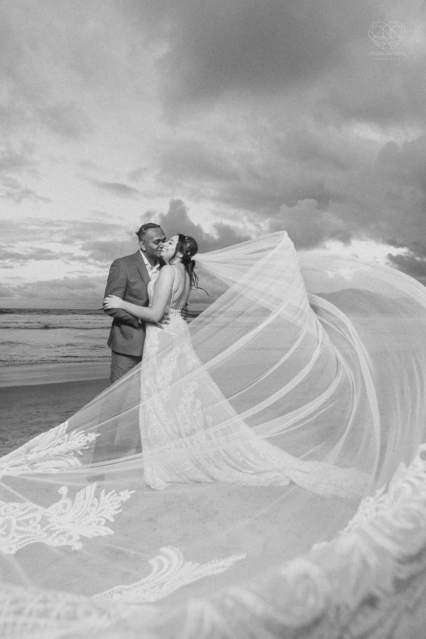 casamento realizado na praia com casa pe na areia casal jovem feito na casa 80 no guaruja pela fotografa premiada nayara andrade noiva de vestido de renda leve fotos inspiradoras para casar de dia