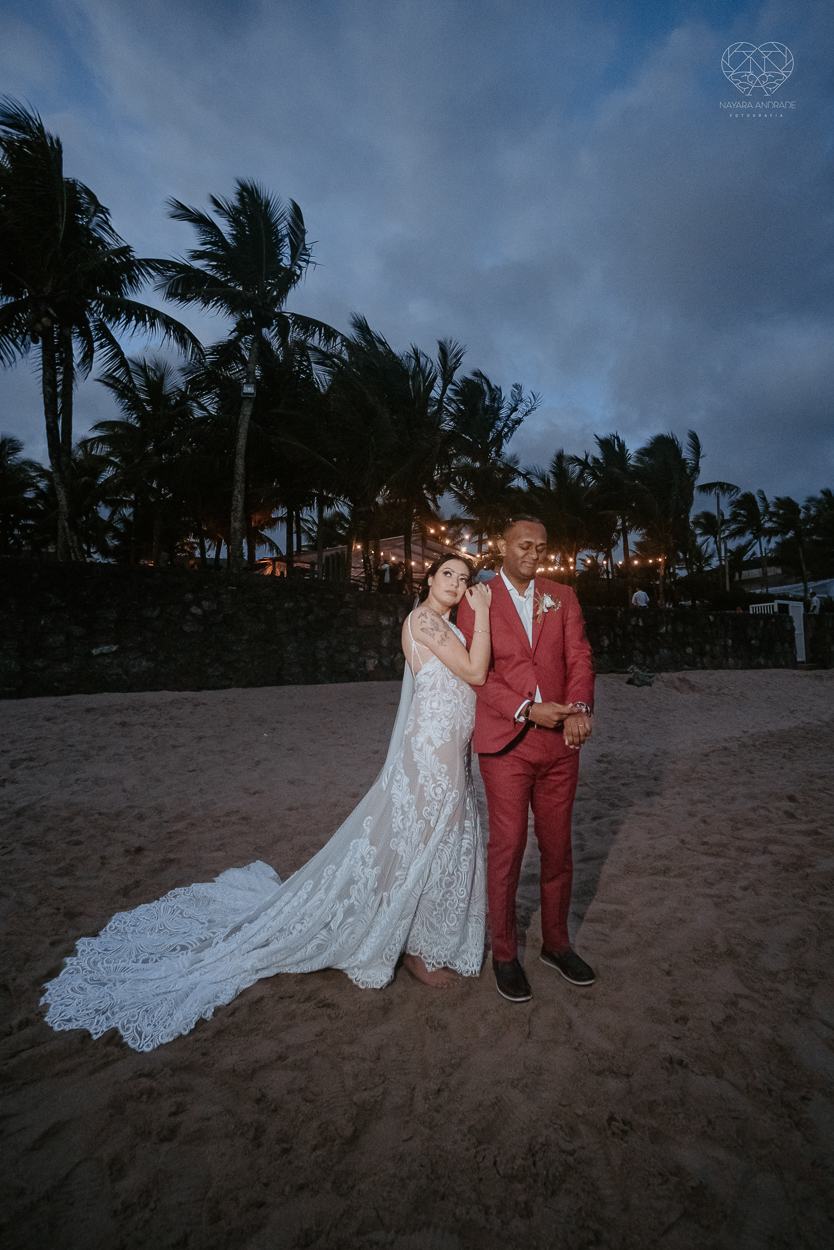 casamento realizado na praia com casa pe na areia casal jovem feito na casa 80 no guaruja pela fotografa premiada nayara andrade noiva de vestido de renda leve fotos inspiradoras para casar de dia