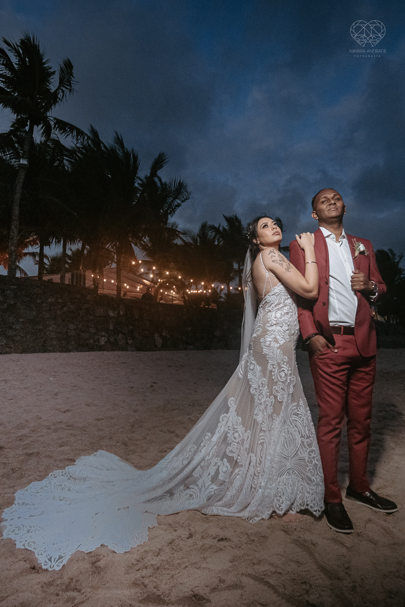 casamento realizado na praia com casa pe na areia casal jovem feito na casa 80 no guaruja pela fotografa premiada nayara andrade noiva de vestido de renda leve fotos inspiradoras para casar de dia