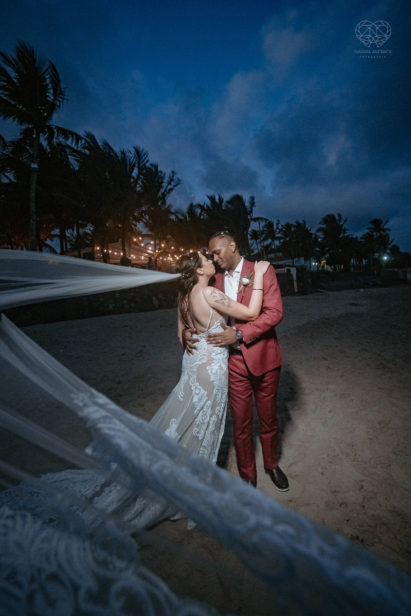 casamento realizado na praia com casa pe na areia casal jovem feito na casa 80 no guaruja pela fotografa premiada nayara andrade noiva de vestido de renda leve fotos inspiradoras para casar de dia