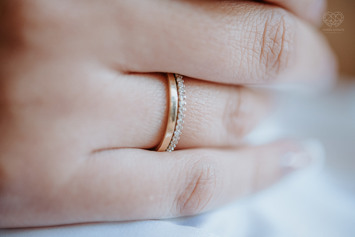 casamento realizado na praia com casa pe na areia casal jovem feito na casa 80 no guaruja pela fotografa premiada nayara andrade noiva de vestido de renda leve fotos inspiradoras para casar de dia