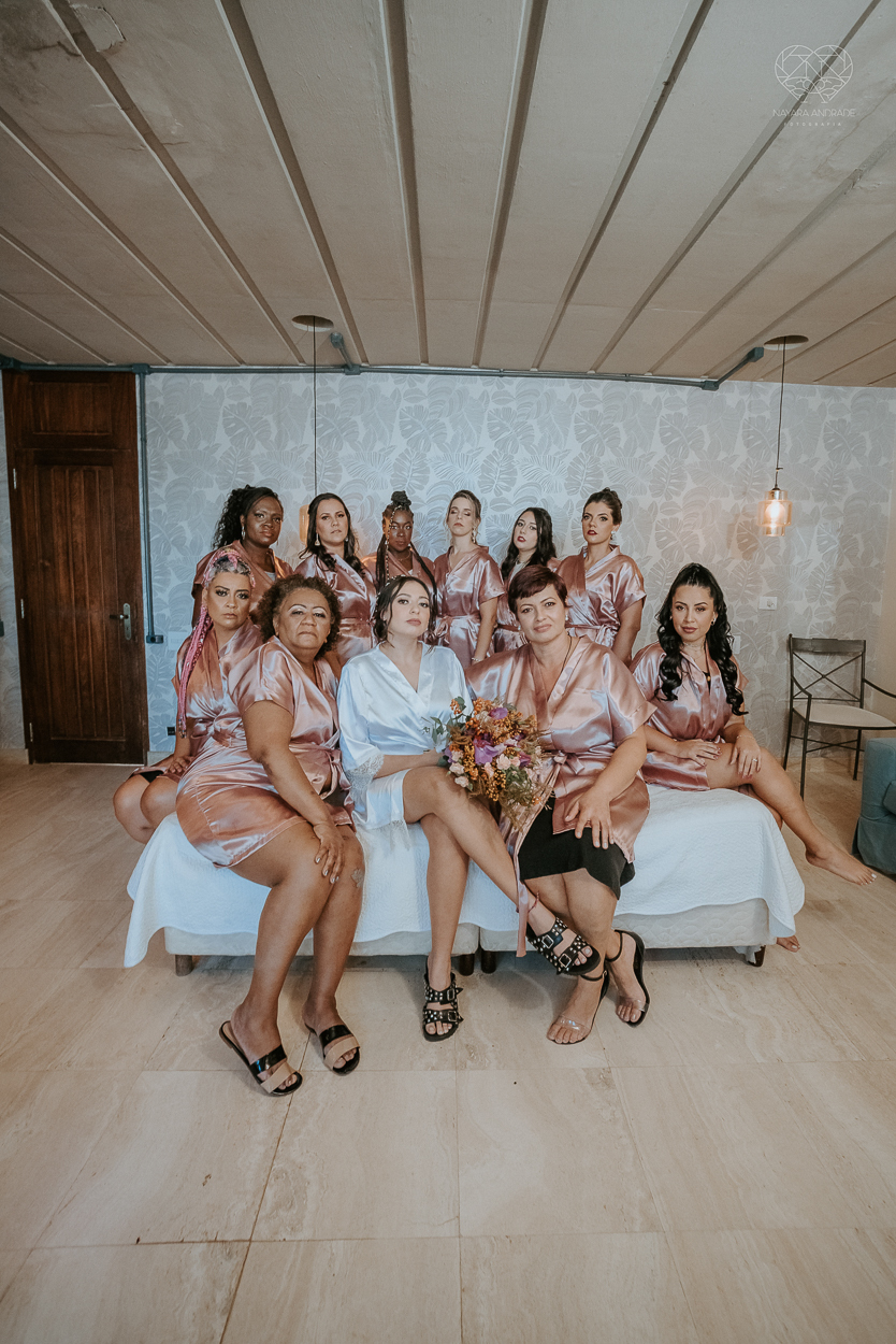 casamento realizado na praia com casa pe na areia casal jovem feito na casa 80 no guaruja pela fotografa premiada nayara andrade noiva de vestido de renda leve fotos inspiradoras para casar de dia