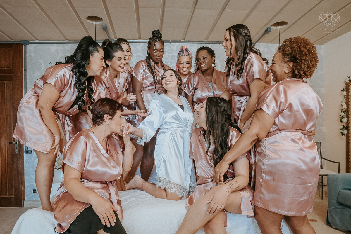 casamento realizado na praia com casa pe na areia casal jovem feito na casa 80 no guaruja pela fotografa premiada nayara andrade noiva de vestido de renda leve fotos inspiradoras para casar de dia