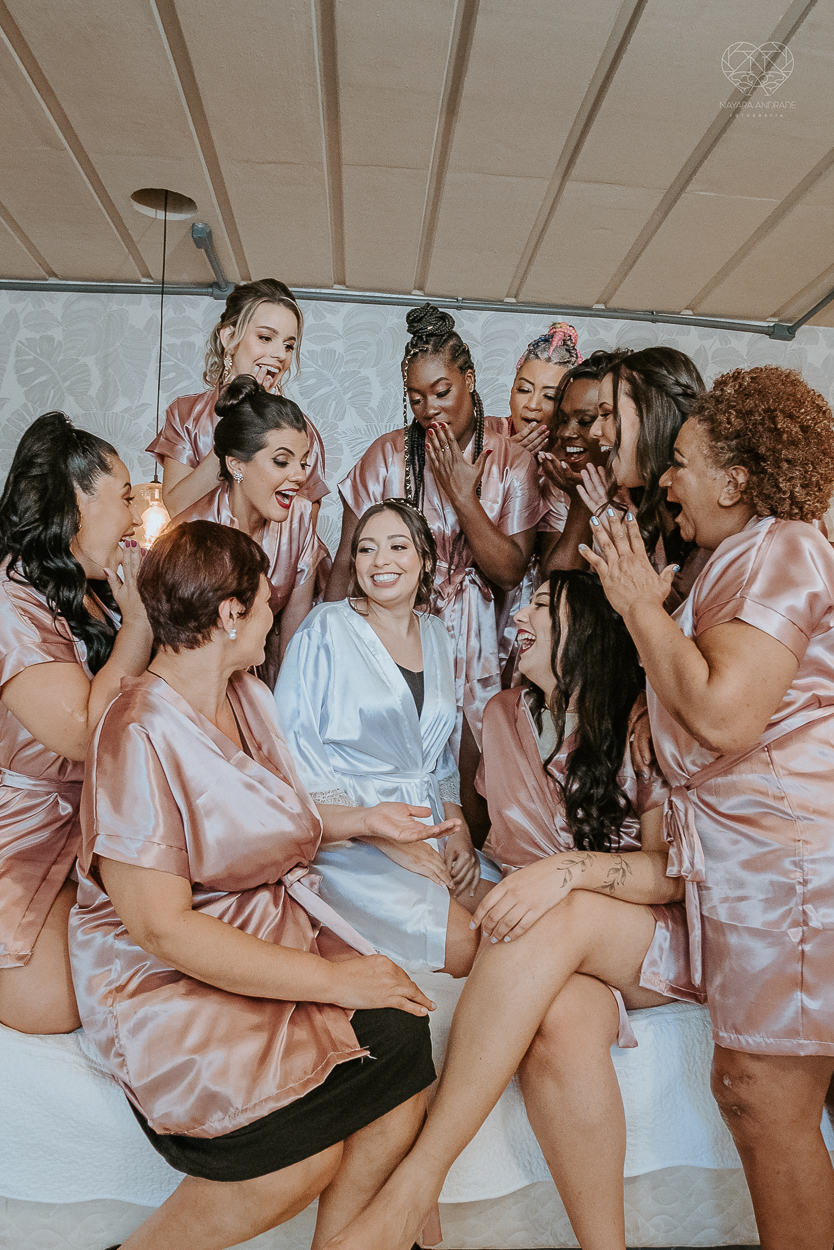 casamento realizado na praia com casa pe na areia casal jovem feito na casa 80 no guaruja pela fotografa premiada nayara andrade noiva de vestido de renda leve fotos inspiradoras para casar de dia