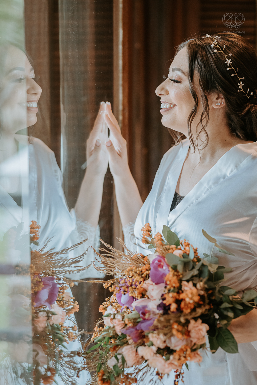 casamento realizado na praia com casa pe na areia casal jovem feito na casa 80 no guaruja pela fotografa premiada nayara andrade noiva de vestido de renda leve fotos inspiradoras para casar de dia