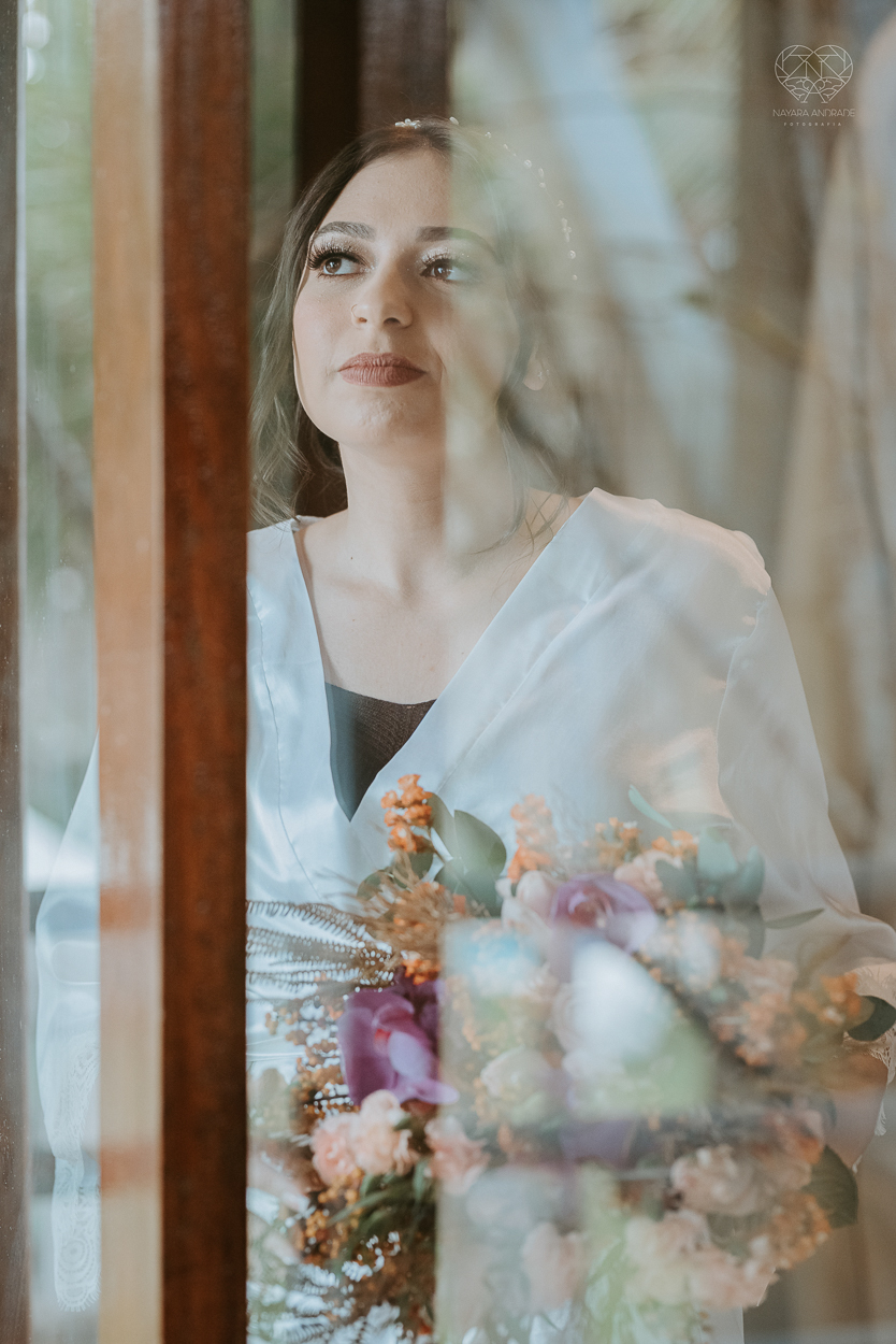 casamento realizado na praia com casa pe na areia casal jovem feito na casa 80 no guaruja pela fotografa premiada nayara andrade noiva de vestido de renda leve fotos inspiradoras para casar de dia