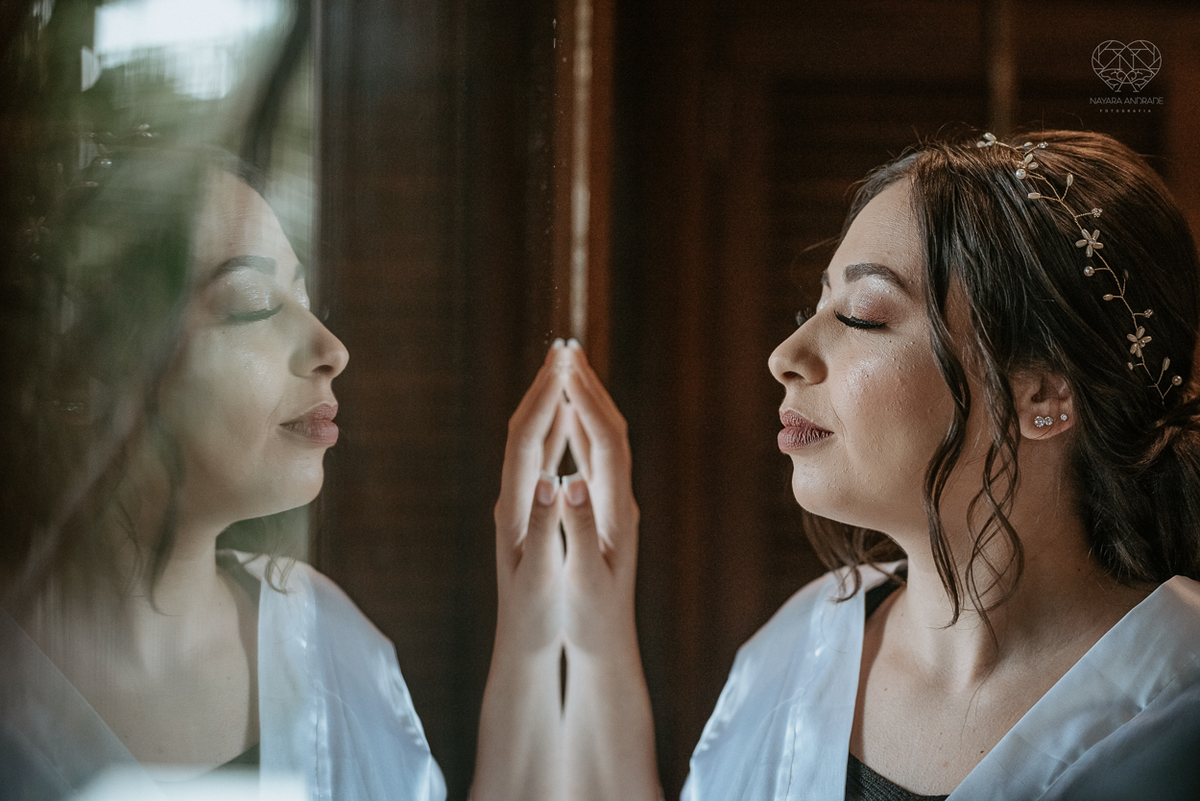 casamento realizado na praia com casa pe na areia casal jovem feito na casa 80 no guaruja pela fotografa premiada nayara andrade noiva de vestido de renda leve fotos inspiradoras para casar de dia