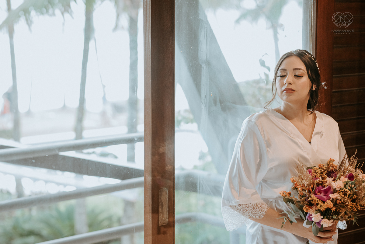 casamento realizado na praia com casa pe na areia casal jovem feito na casa 80 no guaruja pela fotografa premiada nayara andrade noiva de vestido de renda leve fotos inspiradoras para casar de dia