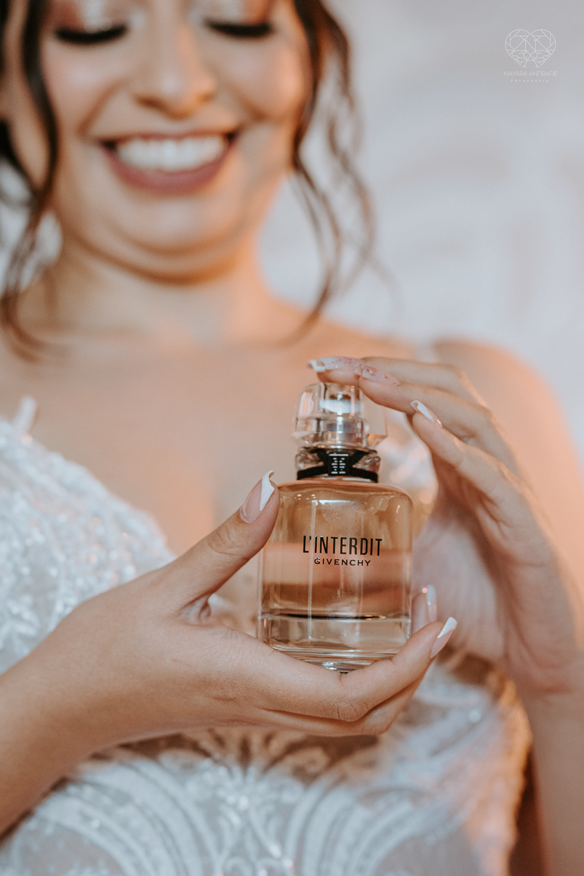 casamento realizado na praia com casa pe na areia casal jovem feito na casa 80 no guaruja pela fotografa premiada nayara andrade noiva de vestido de renda leve fotos inspiradoras para casar de dia