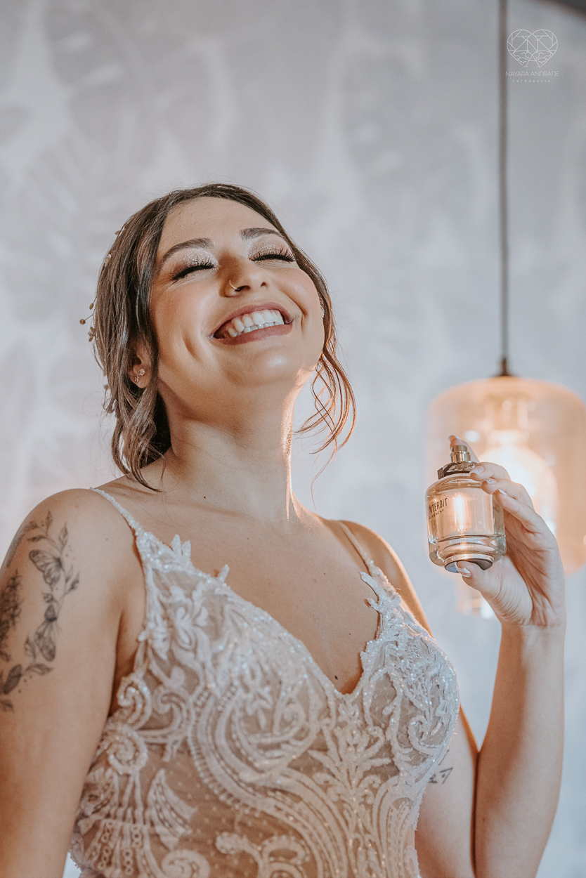 casamento realizado na praia com casa pe na areia casal jovem feito na casa 80 no guaruja pela fotografa premiada nayara andrade noiva de vestido de renda leve fotos inspiradoras para casar de dia