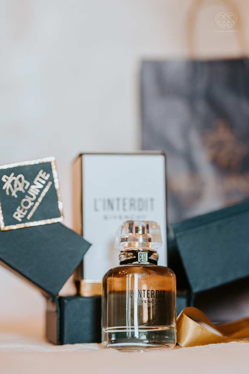 casamento realizado na praia com casa pe na areia casal jovem feito na casa 80 no guaruja pela fotografa premiada nayara andrade noiva de vestido de renda leve fotos inspiradoras para casar de dia