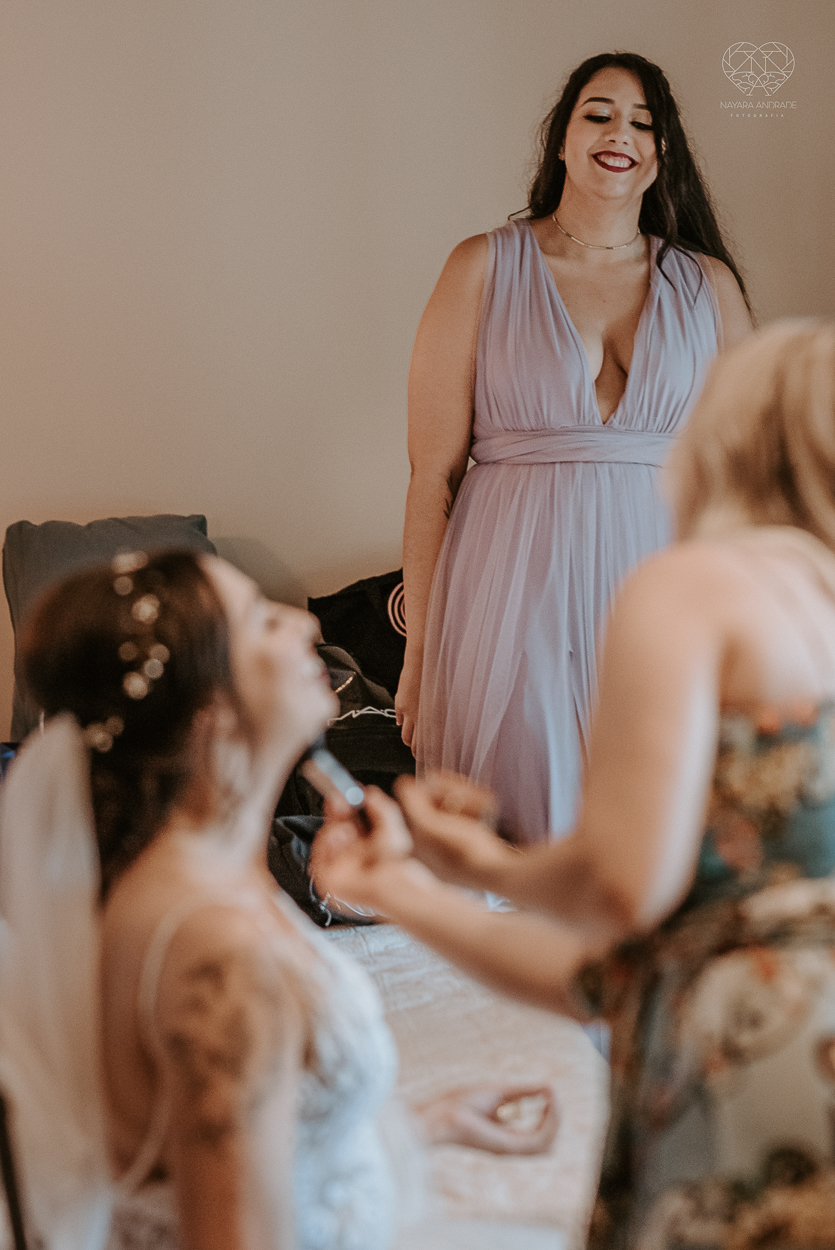casamento realizado na praia com casa pe na areia casal jovem feito na casa 80 no guaruja pela fotografa premiada nayara andrade noiva de vestido de renda leve fotos inspiradoras para casar de dia