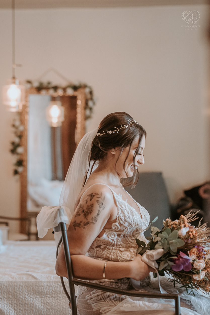 casamento realizado na praia com casa pe na areia casal jovem feito na casa 80 no guaruja pela fotografa premiada nayara andrade noiva de vestido de renda leve fotos inspiradoras para casar de dia