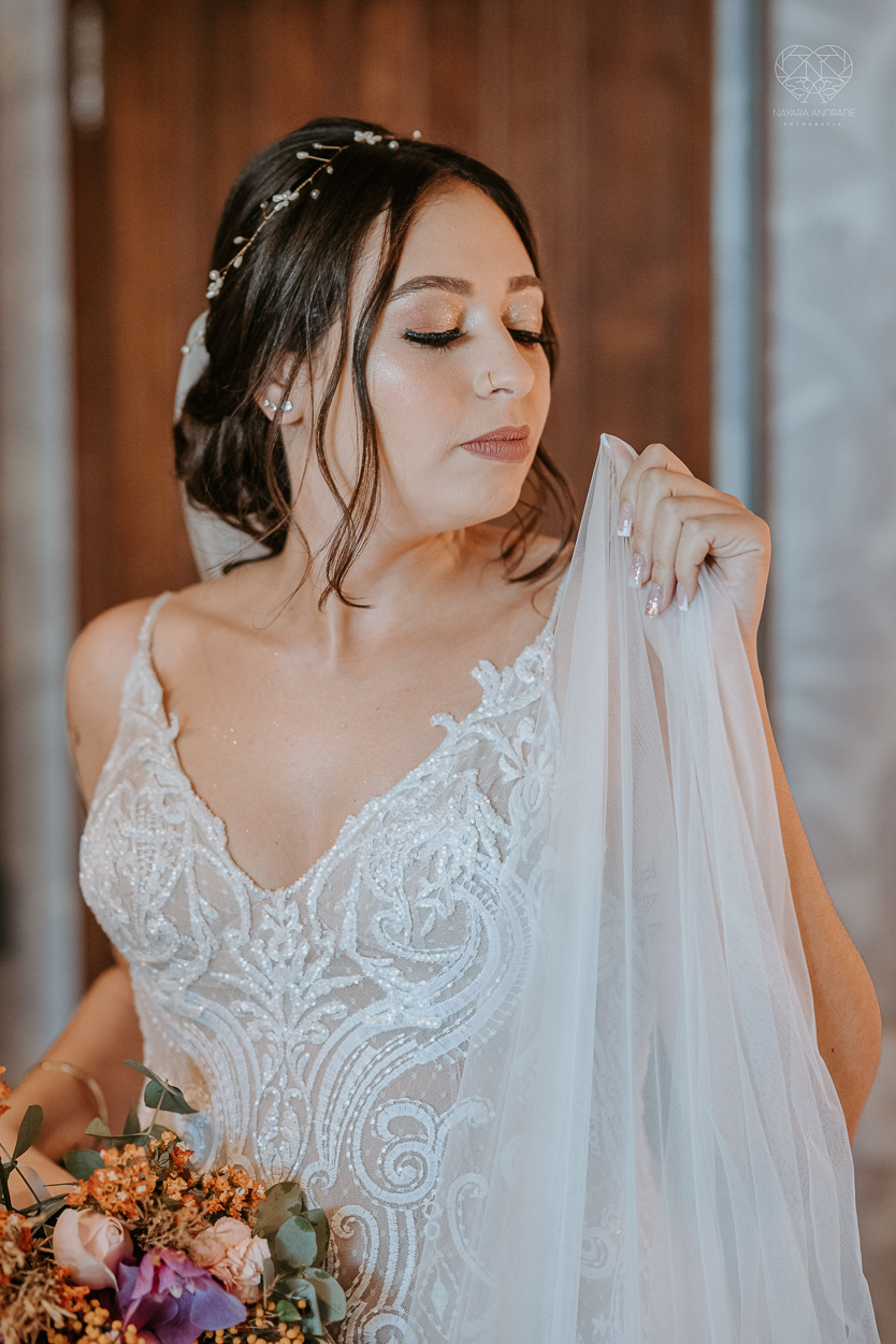 casamento realizado na praia com casa pe na areia casal jovem feito na casa 80 no guaruja pela fotografa premiada nayara andrade noiva de vestido de renda leve fotos inspiradoras para casar de dia