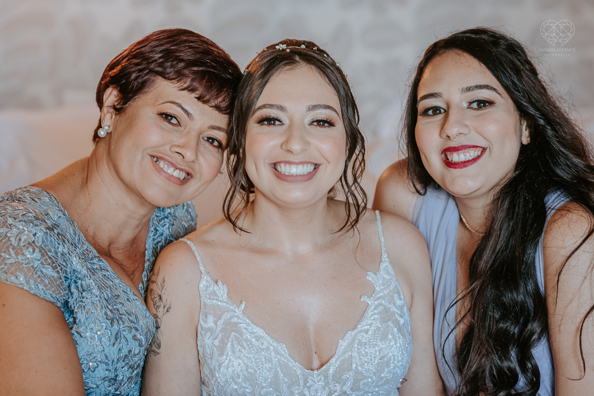 casamento realizado na praia com casa pe na areia casal jovem feito na casa 80 no guaruja pela fotografa premiada nayara andrade noiva de vestido de renda leve fotos inspiradoras para casar de dia