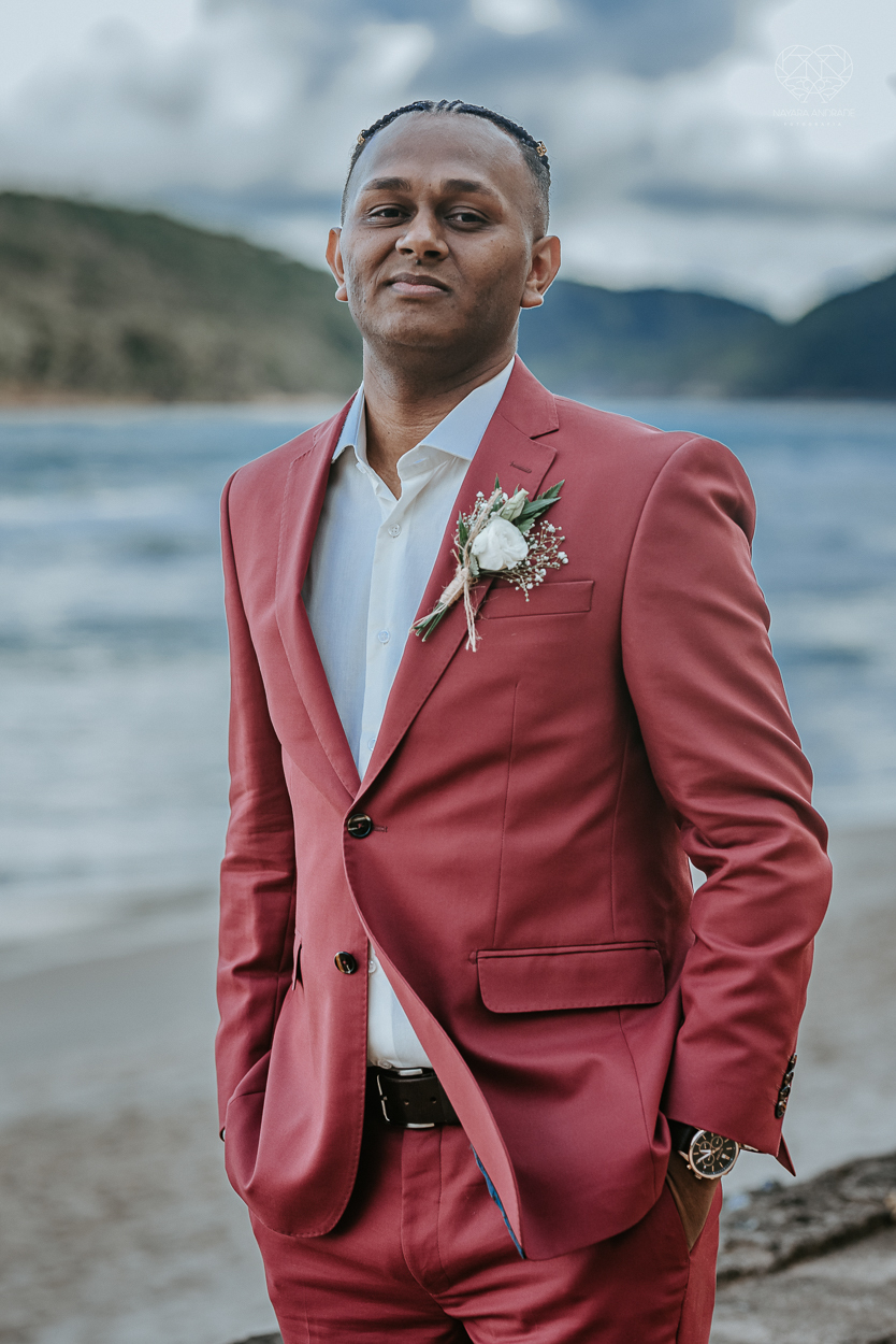 casamento realizado na praia com casa pe na areia casal jovem feito na casa 80 no guaruja pela fotografa premiada nayara andrade noiva de vestido de renda leve fotos inspiradoras para casar de dia