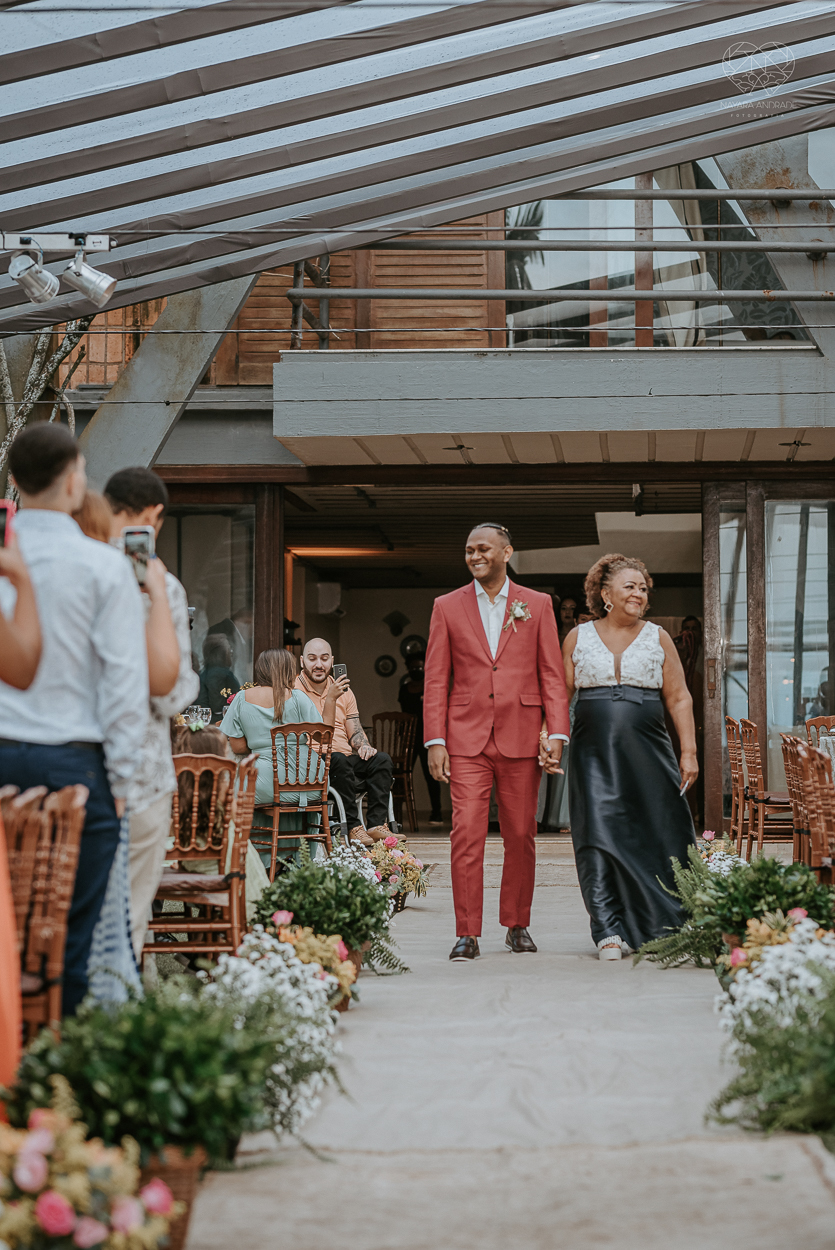 casamento realizado na praia com casa pe na areia casal jovem feito na casa 80 no guaruja pela fotografa premiada nayara andrade noiva de vestido de renda leve fotos inspiradoras para casar de dia