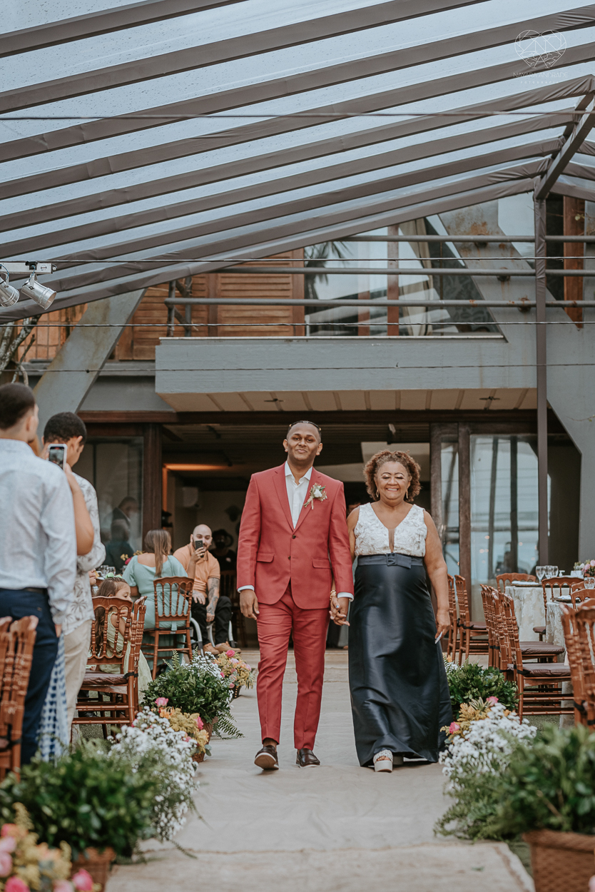 casamento realizado na praia com casa pe na areia casal jovem feito na casa 80 no guaruja pela fotografa premiada nayara andrade noiva de vestido de renda leve fotos inspiradoras para casar de dia