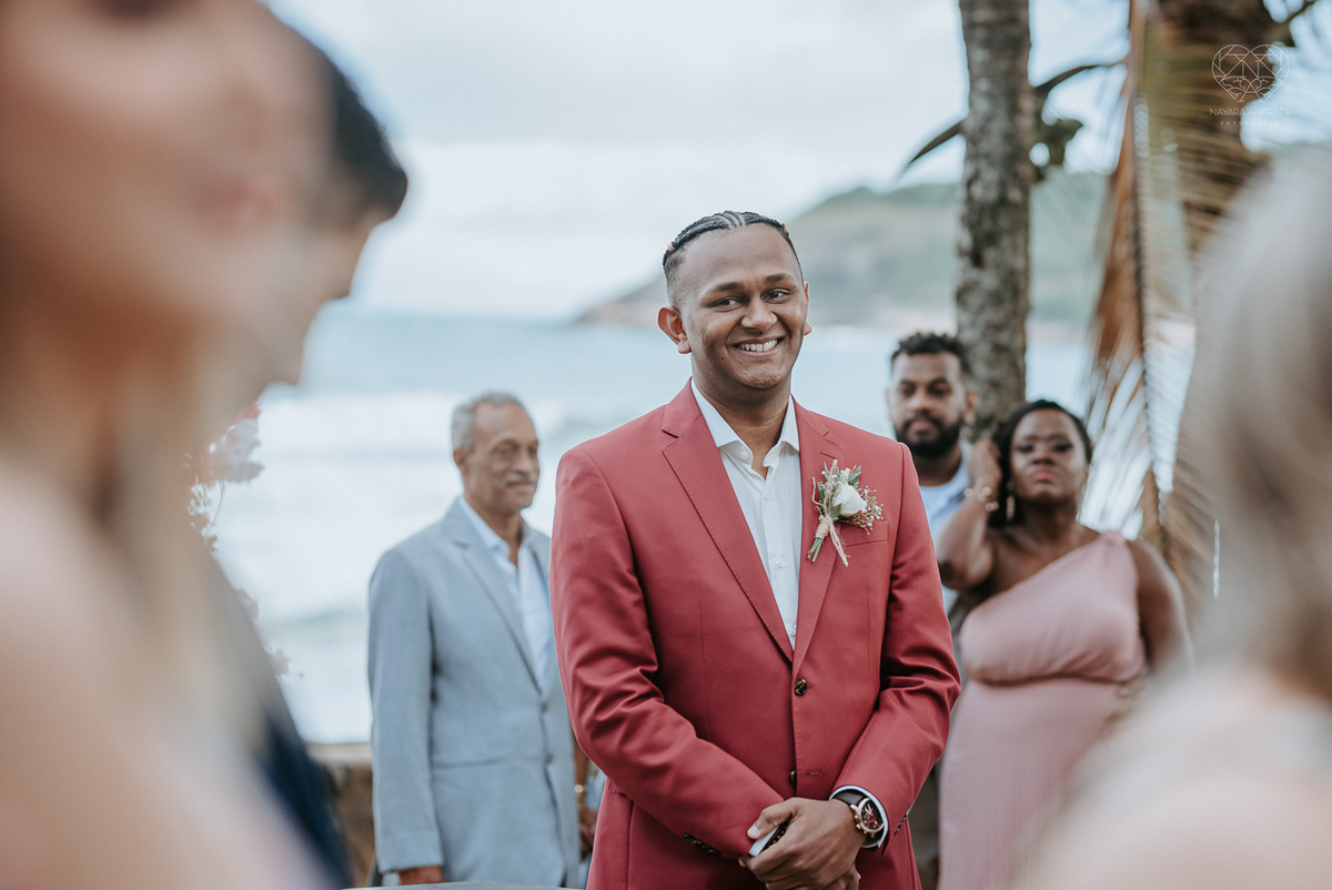 casamento realizado na praia com casa pe na areia casal jovem feito na casa 80 no guaruja pela fotografa premiada nayara andrade noiva de vestido de renda leve fotos inspiradoras para casar de dia