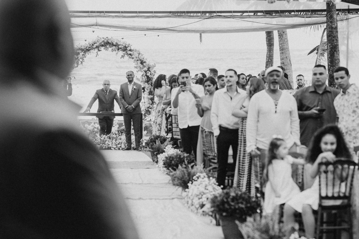 casamento realizado na praia com casa pe na areia casal jovem feito na casa 80 no guaruja pela fotografa premiada nayara andrade noiva de vestido de renda leve fotos inspiradoras para casar de dia