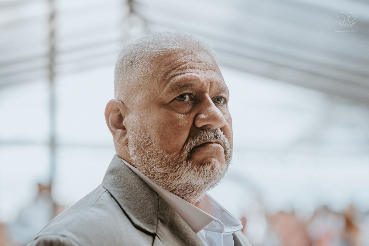 casamento realizado na praia com casa pe na areia casal jovem feito na casa 80 no guaruja pela fotografa premiada nayara andrade noiva de vestido de renda leve fotos inspiradoras para casar de dia