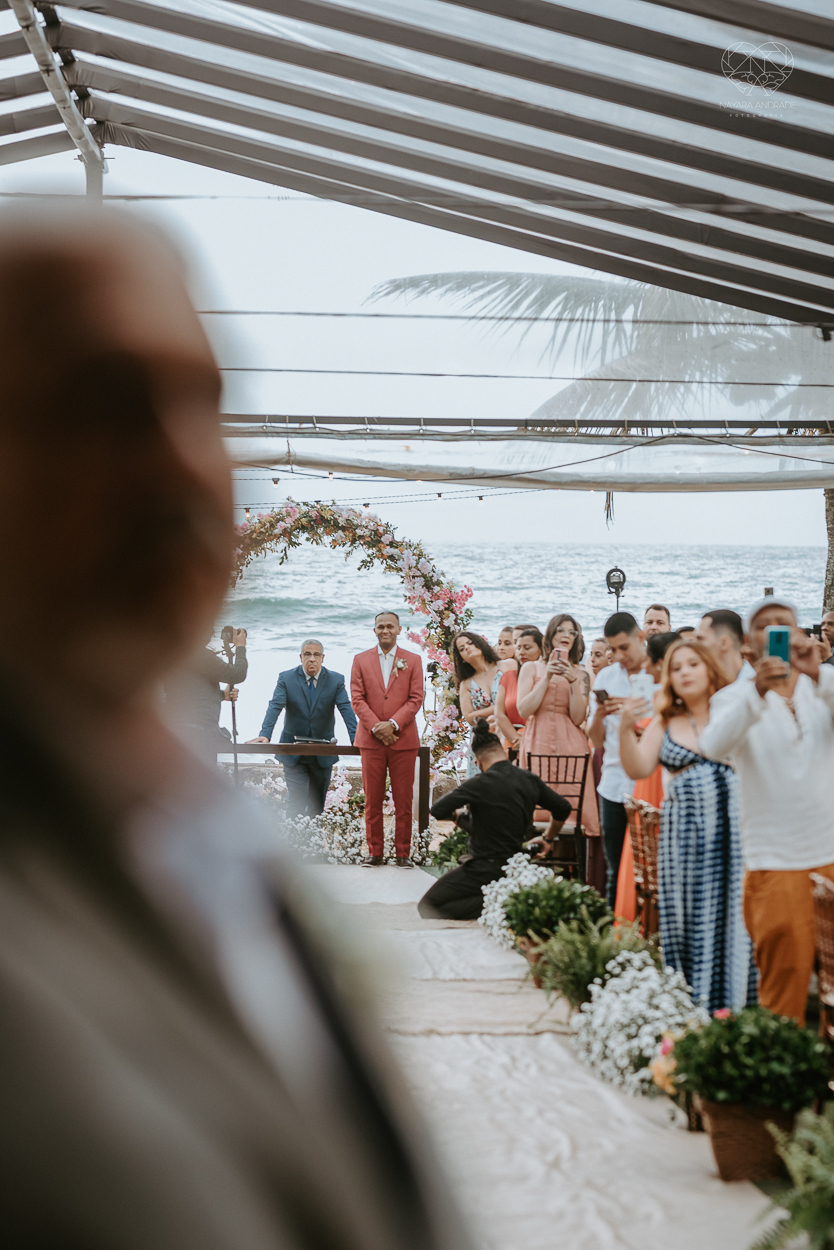 casamento realizado na praia com casa pe na areia casal jovem feito na casa 80 no guaruja pela fotografa premiada nayara andrade noiva de vestido de renda leve fotos inspiradoras para casar de dia