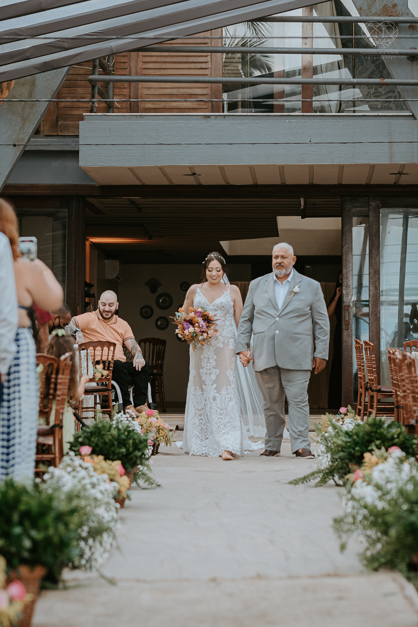 casamento realizado na praia com casa pe na areia casal jovem feito na casa 80 no guaruja pela fotografa premiada nayara andrade noiva de vestido de renda leve fotos inspiradoras para casar de dia