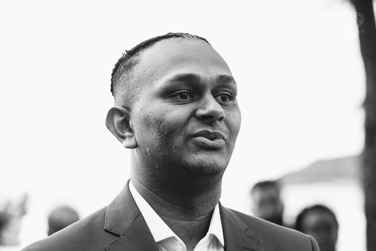 casamento realizado na praia com casa pe na areia casal jovem feito na casa 80 no guaruja pela fotografa premiada nayara andrade noiva de vestido de renda leve fotos inspiradoras para casar de dia