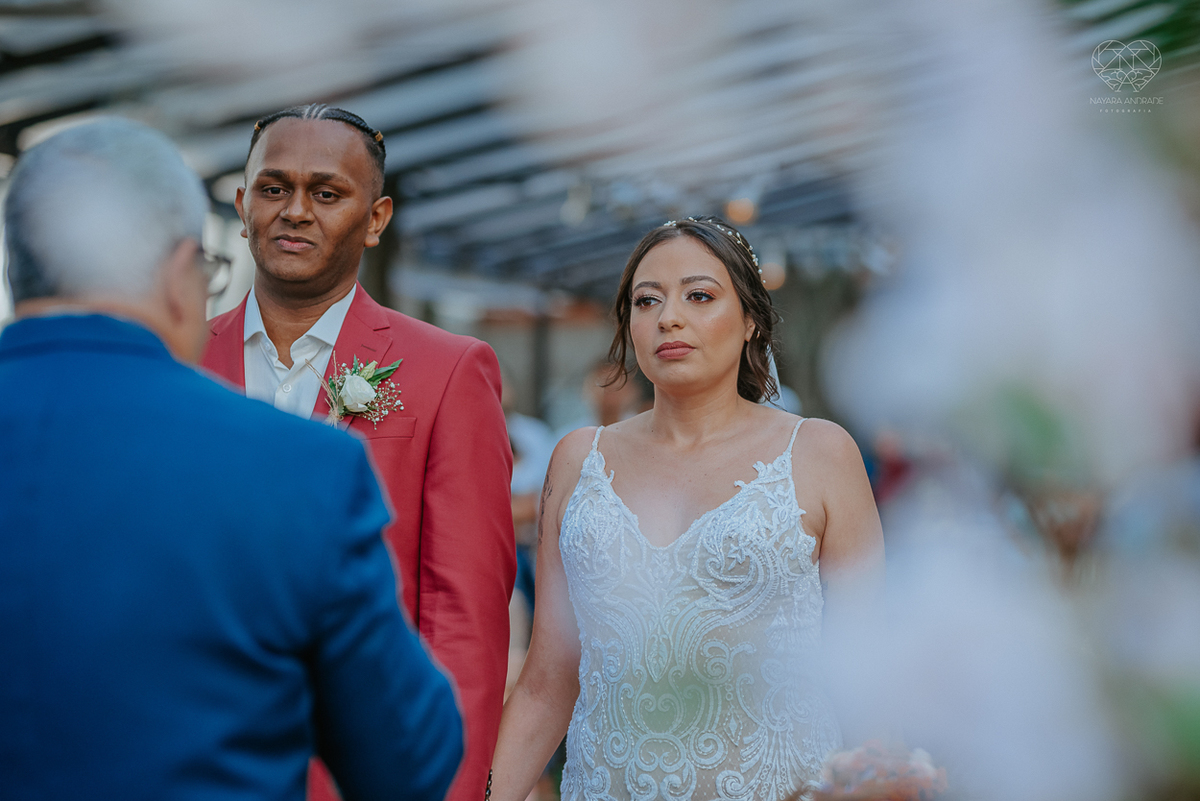 casamento realizado na praia com casa pe na areia casal jovem feito na casa 80 no guaruja pela fotografa premiada nayara andrade noiva de vestido de renda leve fotos inspiradoras para casar de dia