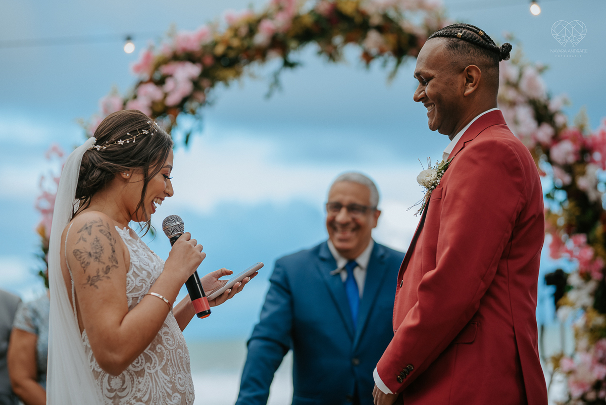 casamento realizado na praia com casa pe na areia casal jovem feito na casa 80 no guaruja pela fotografa premiada nayara andrade noiva de vestido de renda leve fotos inspiradoras para casar de dia