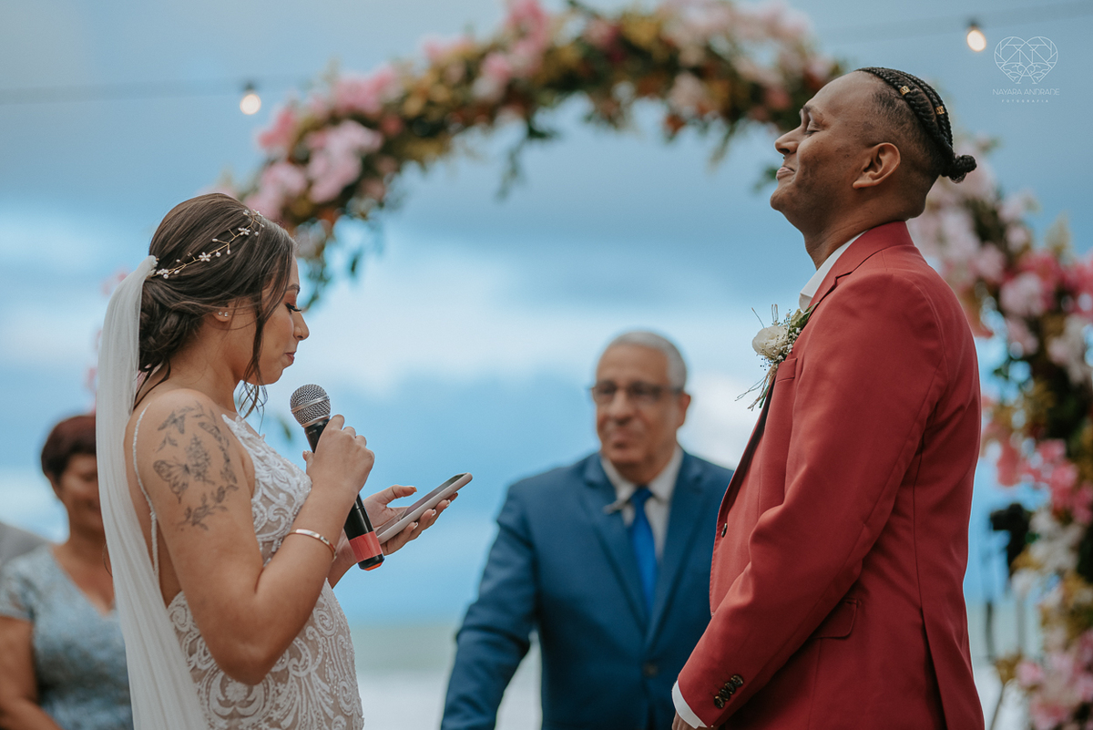 casamento realizado na praia com casa pe na areia casal jovem feito na casa 80 no guaruja pela fotografa premiada nayara andrade noiva de vestido de renda leve fotos inspiradoras para casar de dia