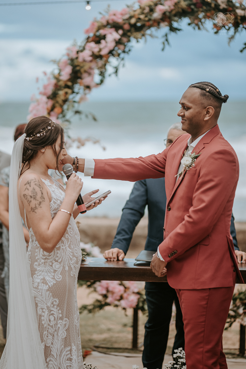 casamento realizado na praia com casa pe na areia casal jovem feito na casa 80 no guaruja pela fotografa premiada nayara andrade noiva de vestido de renda leve fotos inspiradoras para casar de dia