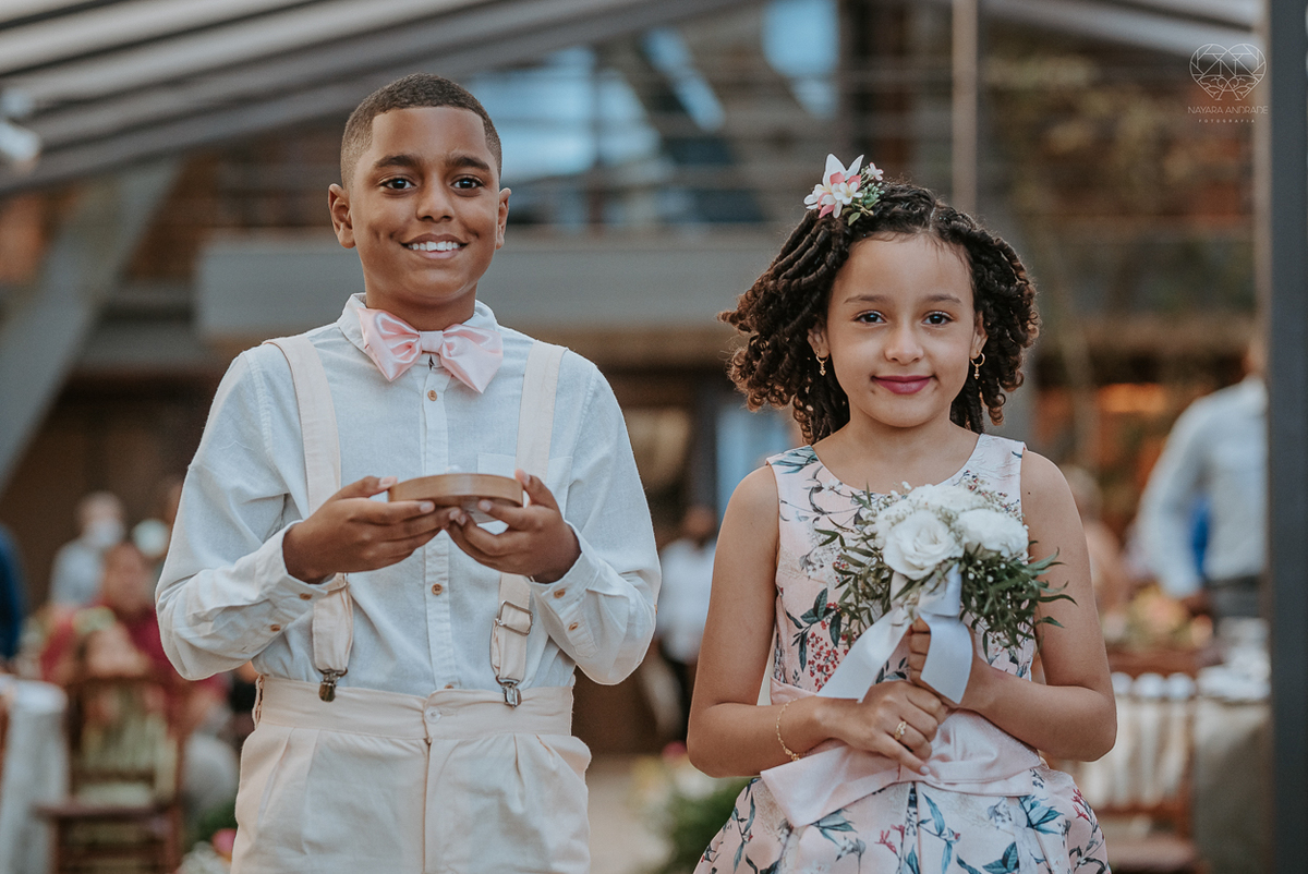 casamento realizado na praia com casa pe na areia casal jovem feito na casa 80 no guaruja pela fotografa premiada nayara andrade noiva de vestido de renda leve fotos inspiradoras para casar de dia