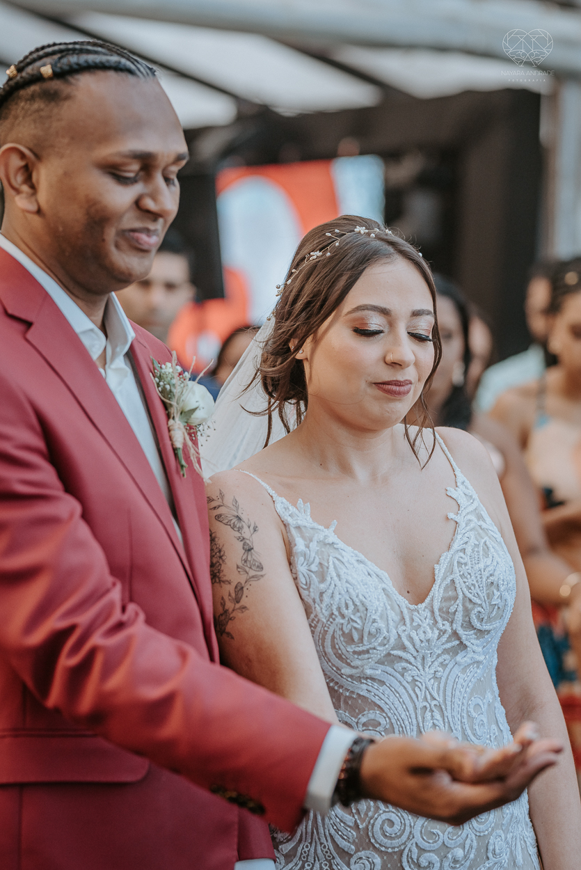 casamento realizado na praia com casa pe na areia casal jovem feito na casa 80 no guaruja pela fotografa premiada nayara andrade noiva de vestido de renda leve fotos inspiradoras para casar de dia