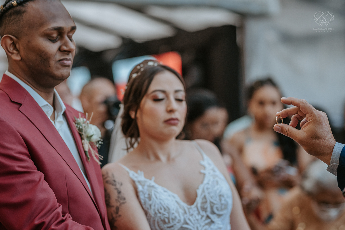 casamento realizado na praia com casa pe na areia casal jovem feito na casa 80 no guaruja pela fotografa premiada nayara andrade noiva de vestido de renda leve fotos inspiradoras para casar de dia