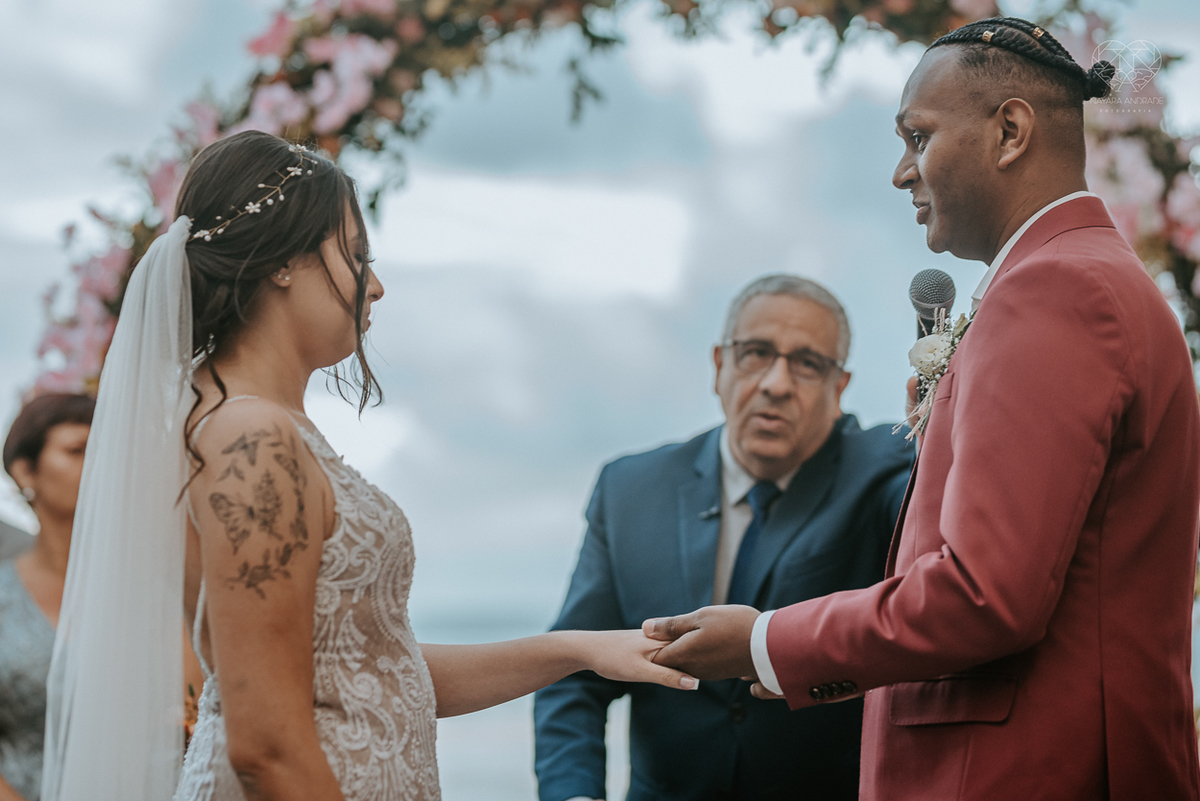 casamento realizado na praia com casa pe na areia casal jovem feito na casa 80 no guaruja pela fotografa premiada nayara andrade noiva de vestido de renda leve fotos inspiradoras para casar de dia