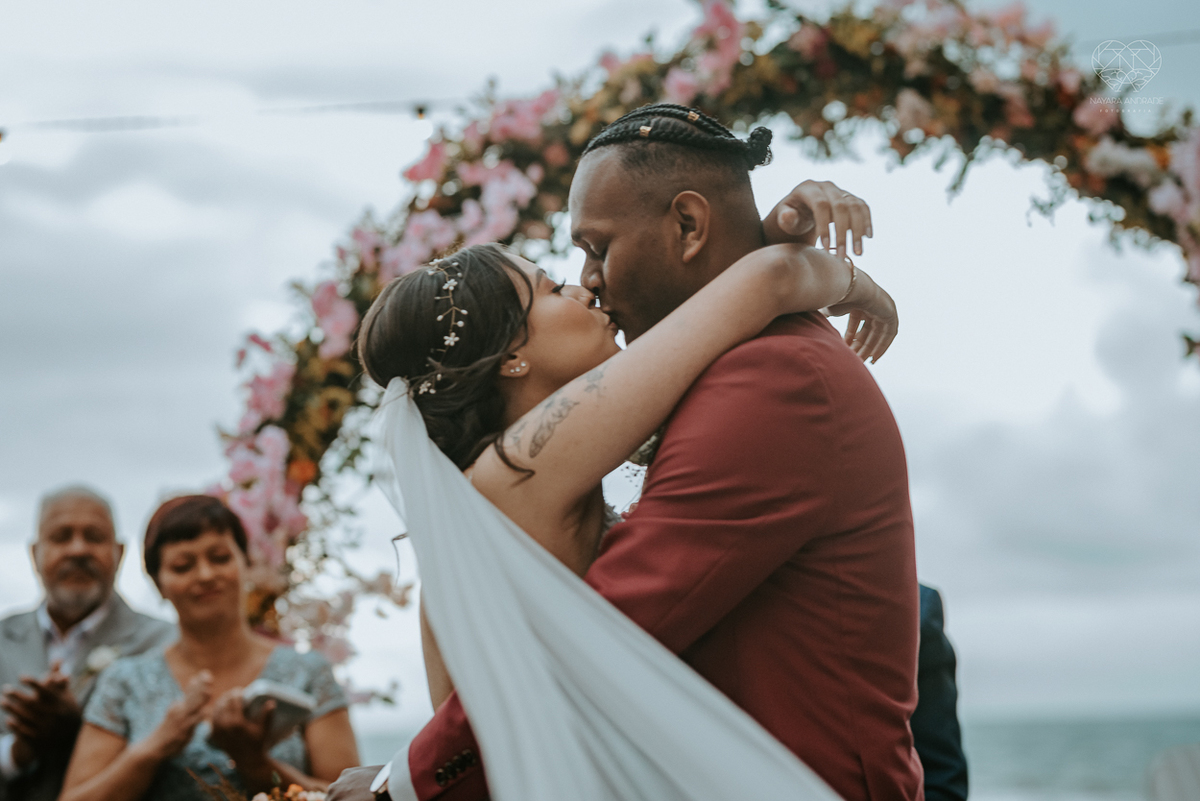 casamento realizado na praia com casa pe na areia casal jovem feito na casa 80 no guaruja pela fotografa premiada nayara andrade noiva de vestido de renda leve fotos inspiradoras para casar de dia
