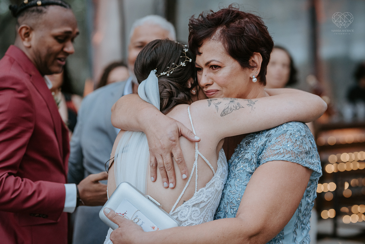 casamento realizado na praia com casa pe na areia casal jovem feito na casa 80 no guaruja pela fotografa premiada nayara andrade noiva de vestido de renda leve fotos inspiradoras para casar de dia