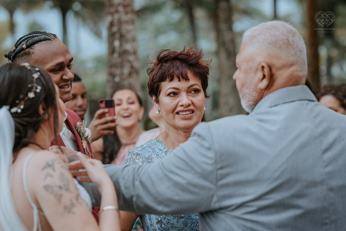 casamento realizado na praia com casa pe na areia casal jovem feito na casa 80 no guaruja pela fotografa premiada nayara andrade noiva de vestido de renda leve fotos inspiradoras para casar de dia