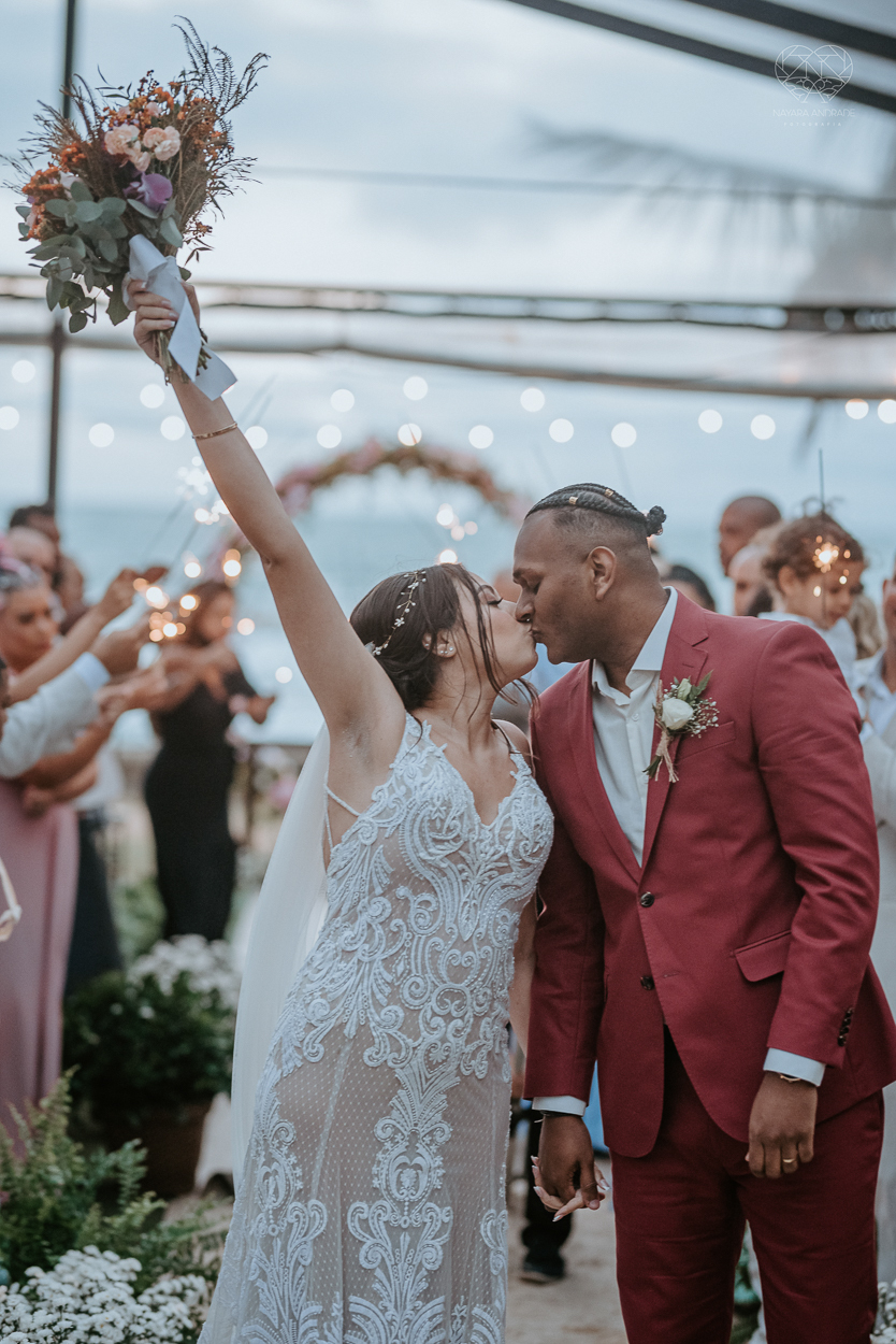 casamento realizado na praia com casa pe na areia casal jovem feito na casa 80 no guaruja pela fotografa premiada nayara andrade noiva de vestido de renda leve fotos inspiradoras para casar de dia