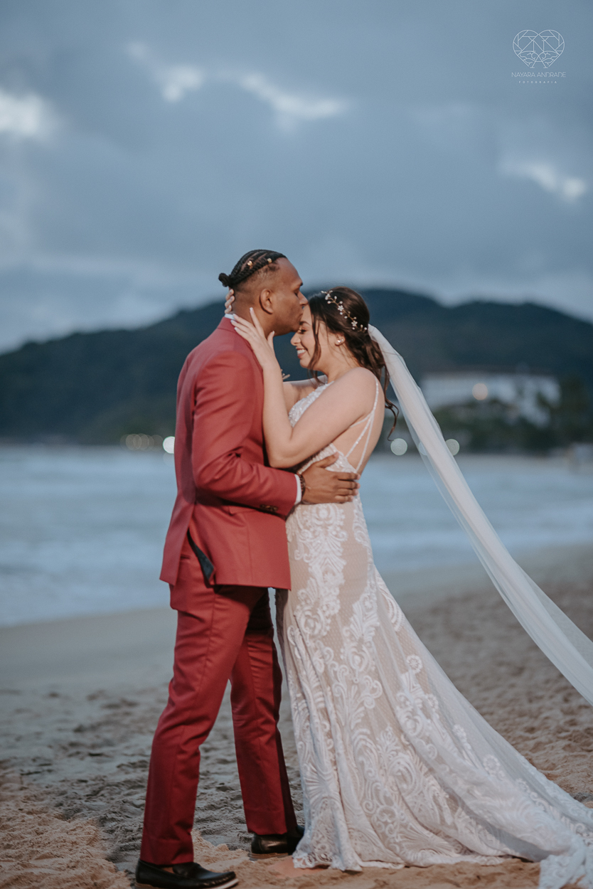 casamento realizado na praia com casa pe na areia casal jovem feito na casa 80 no guaruja pela fotografa premiada nayara andrade noiva de vestido de renda leve fotos inspiradoras para casar de dia