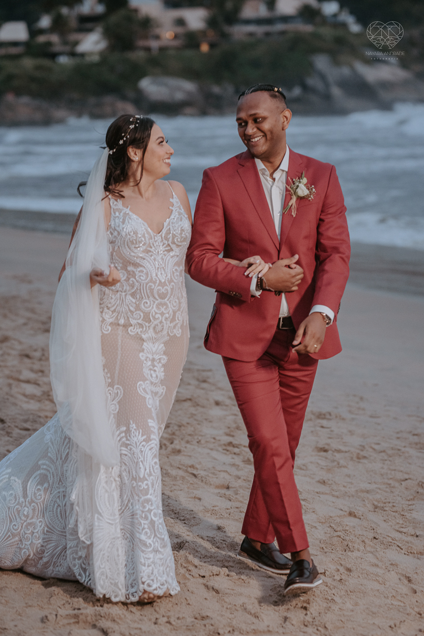 casamento realizado na praia com casa pe na areia casal jovem feito na casa 80 no guaruja pela fotografa premiada nayara andrade noiva de vestido de renda leve fotos inspiradoras para casar de dia